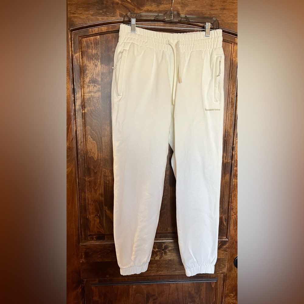 Adidas men’s off white joggers.  Size medium/large. Used great condition!